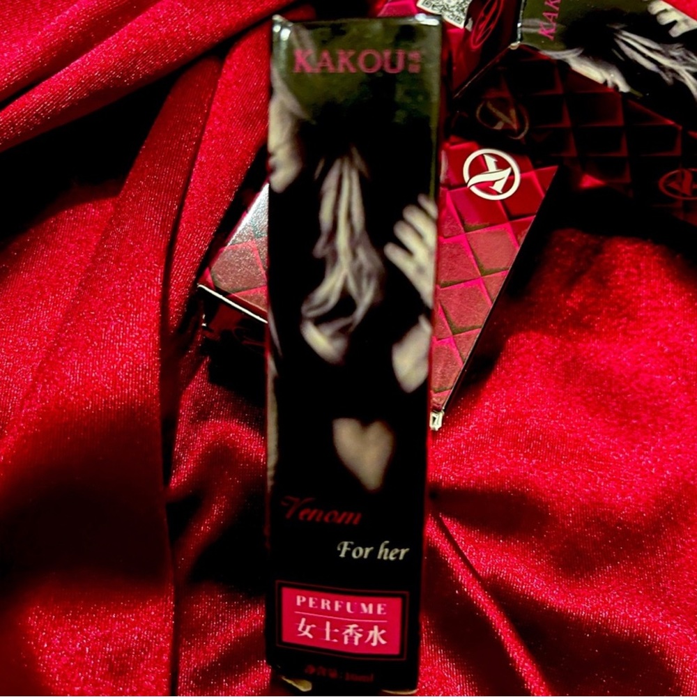 Venom pheromones